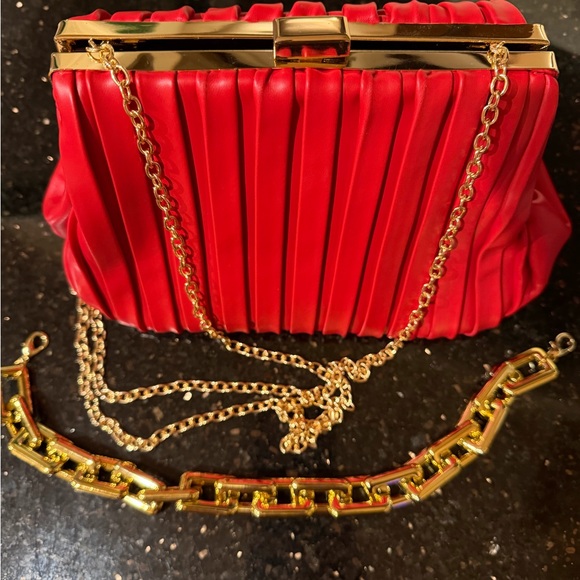 NWT A winner Red Pleated Clutch with Gold Chain Handle - Picture 6 of 9